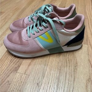 Tretorn suede Loyola’s. Only worn twice!